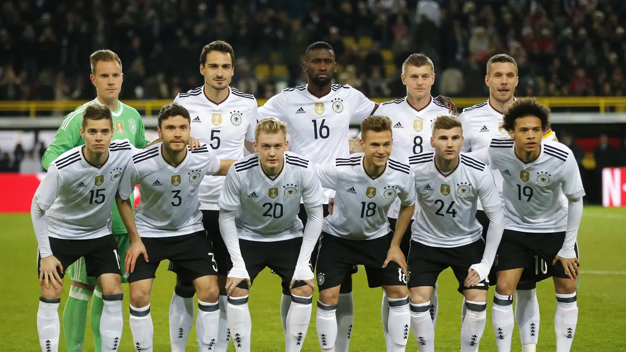 Timo Werner (depan, dua dari kanan) melakoni debut bersama Timnas Jerman pada uji coba melawan Inggris di Signal Iduna Park, Kamis (23/3/2017) dinihari WIB. 
