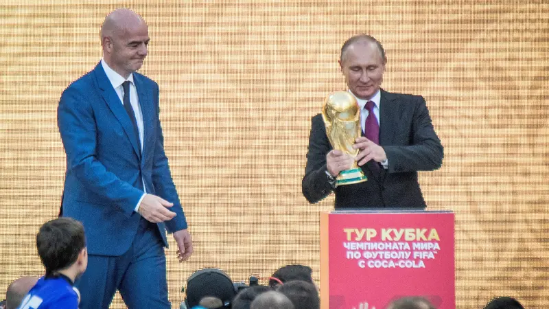 Trofi Piala Dunia 2018-Vladimir Putin