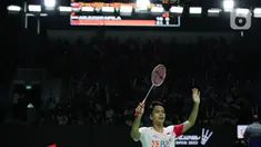 Pebulu tangkis tunggal putra Indonesia Anthony Sinisuka Ginting menyapa penonton saat melawan tunggal putra Denmark Hans Kristian Solberg Vittinghus dalam babak 16 besar East Ventures Indonesia Open 2022 di Istora Senayan, Jakarta, Kamis (16/6/2022). Anthony Ginting berhasil melaju ke perempat final setelah menang 21-17, 21-9. (Liputan6.com/Faizal Fanani)