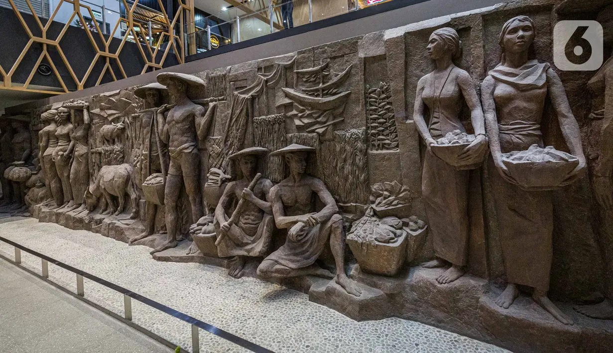 Relief peninggalan Bung Karno di pusat perbelanjaan Sarinah di Jakarta, Senin (21/3/2022). Relief bersejarah peninggalan Presiden pertama RI, IR Soekarno tersebut menjadi daya tarik pengunjung saat beroperasi kembalinya Sarinah hari ini. (Liputan6.com/Faizal Fanani)