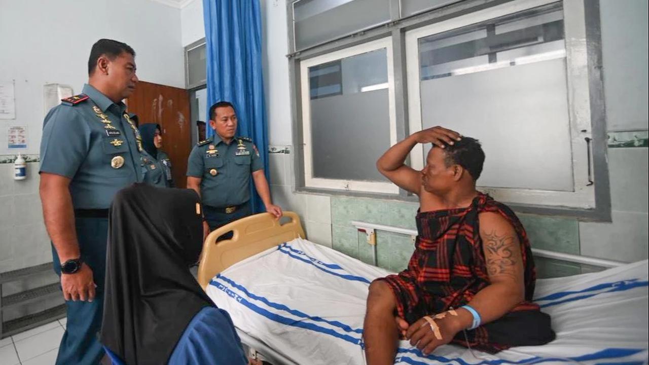 FOTO: Penanganan Korban Kebakaran Kapal Nelayan di Pelabuhan Paotere Makassar
