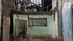Kondisi rumah salah satu warga yang rusak pascabanjir di kawasan Rawajati, Pancoran, Jakarta, Minggu (5/1/2020). Puluhan rumah warga yang berada di bantaran Kali Ciliwung itu mengalami kerusakan parah dan dipenuhi sampah serta lumpur akibat terjangan banjir. (merdeka.com/Iqbal Nugroho)
