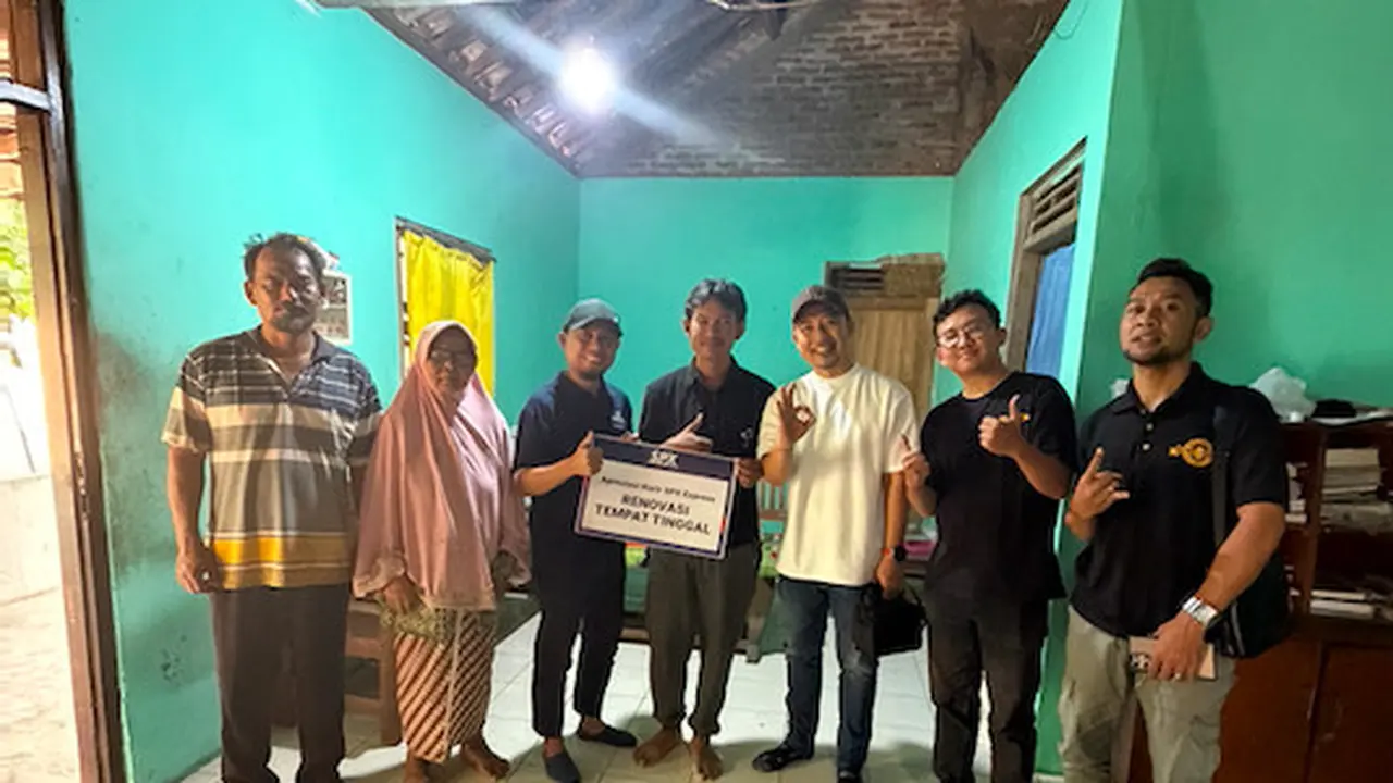 Syarif, kurir pengantar paket mengembalikan uang Rp 92 juta yan tiba-tiba masuk ke rekeningnya, jauh lebih besar dari nilai transaksi yang seharusnya. Hal itu berbuah apresiasi. (Istimewa)