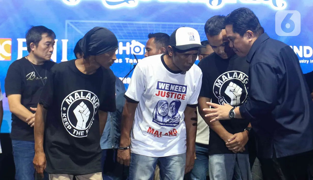 Menteri BUMN Erick Thohir (kanan) berbincang dengan keluarga korban tragedi Kanjuruhan saat acara doa bersama dan konser amal Salam Satu Jiwa di Bekasi, Jawa Barat, Minggu (8/1/2023). Konser ini merupakan bentuk dukungan dan solidaritas terhadap korban tragedi Kanjuruhan Malang. (Liputan6.com/Herman Zakharia)
