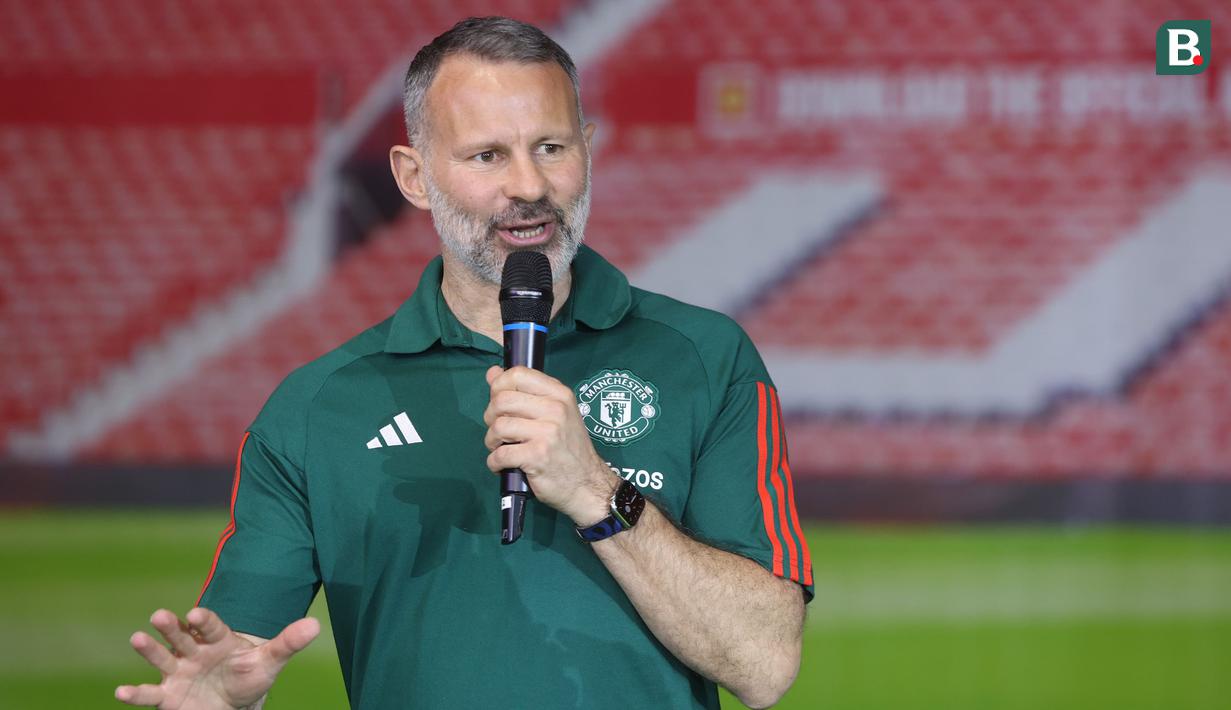 Legenda Manchester United, Ryan Giggs berbicara saat sesi jumpa pers dalam acara peluncuran kartu kredit Maybank yang berkolaborasi dengan Manchester United di Jakarta Convention Center (JCC), Senayan, Jakarta, Sabtu (18/5/2024). (Bola.com/M Iqbal Ichsan)