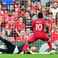 Winger Liverpool Sadio Mane mencetak gol ke gawang Crystal Palace pada laga Liga Inggris 2021/2022 di Anfield, Sabtu (18/9/2021). (AFP/Paul Ellis)