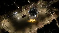 Foto udara menunjukkan pemandanga Nieuwmarkt setelah jam malam di Amsterdam, Sabtu (23/1/2021). Mulai 23 Januari, jam malam dimulai di Belanda dari pukul 21.00 hingga 04.30 untuk mengendalikan tingkat infeksi COVID-19. (AFP/ANP/Koen van Weel)