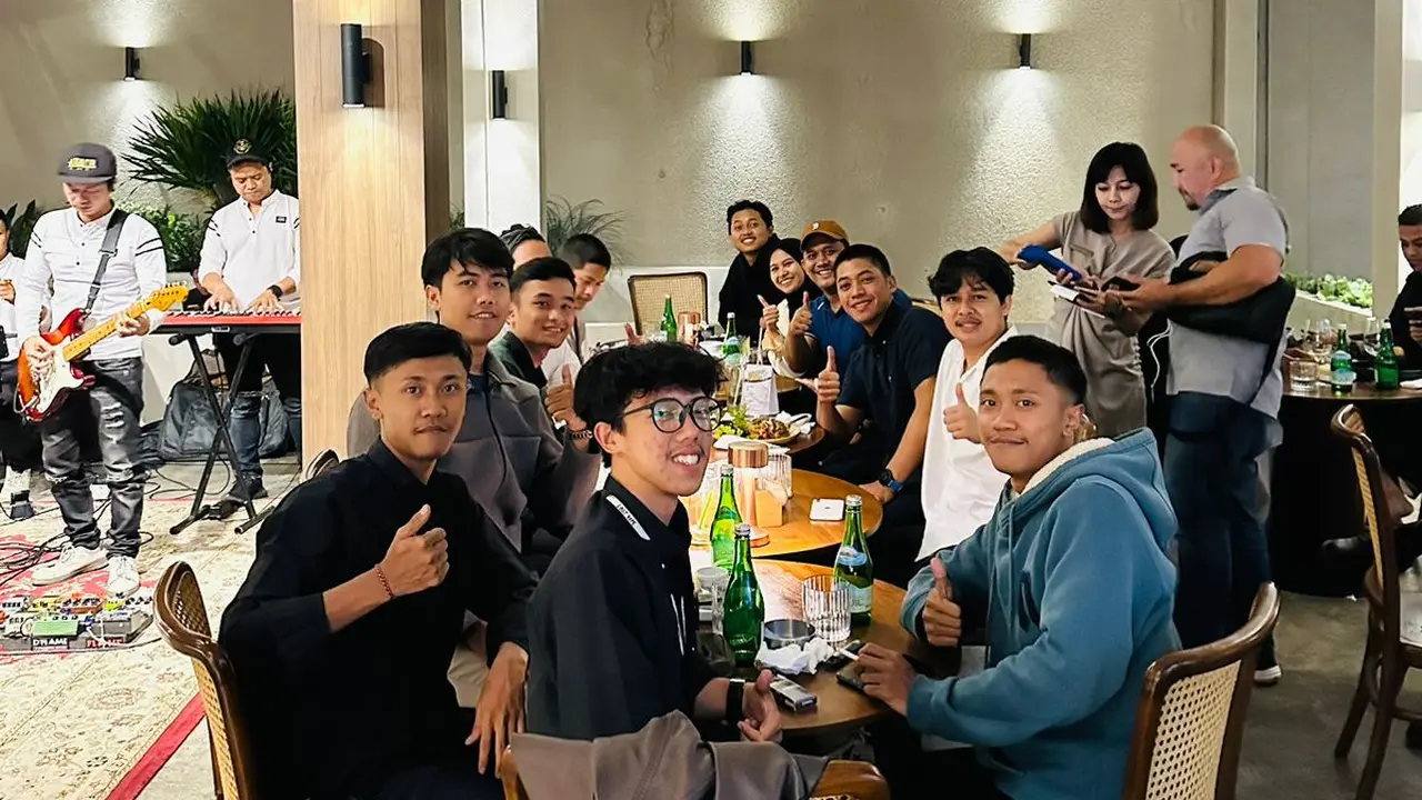 Calon Anggota Legislatif (Caleg) DPR RI Daerah Pemilihan (Dapil) Jawa Barat 1, Rasyid Rajasa bertemu dengan Penggerak Milenial Indonesia (PMI) Jawa Barat, di Pasteur, Bandung, pada Sabtu malam (14/10) (Istimewa)