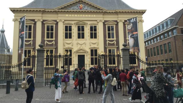 Karyawan ini terlihat begitu bahagia dan menikmati liburan mereka di luar negeri | Photo: Copyright shanghaiist.com