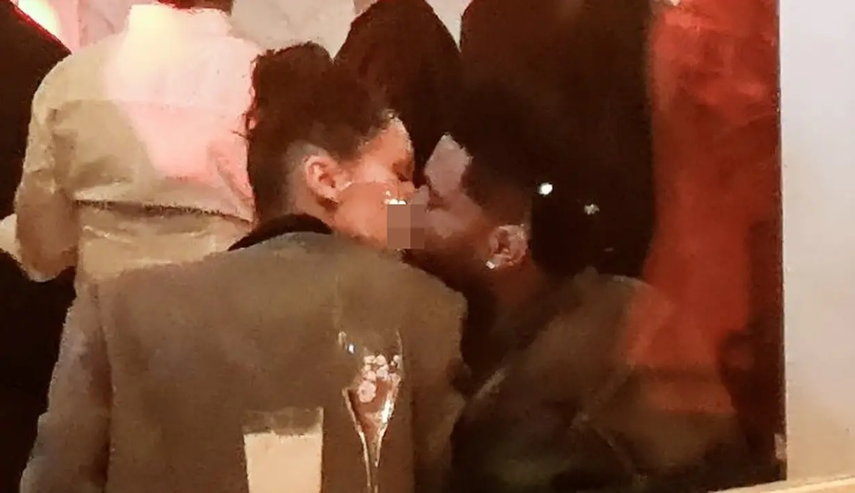 Tak hanya sekedar bertemu, keduanya bahkan tertangkap kamera tengah berciuman. (Metro)