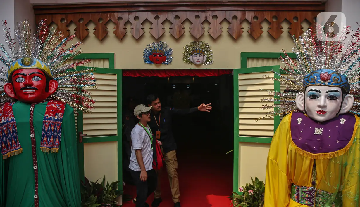 Ada pula dua ondel-ondel Betawi dan hiasan kembang kelapa dengan warna senada seakan menyambut para tamu. (Liputan6.com/Angga Yuniar)