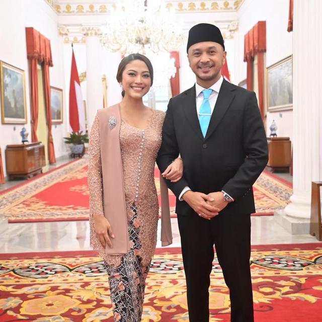 Tampilan kebaya Cynthia Riza, istri Giring Ganesha yang kini jadi Wamen Kebudayaan