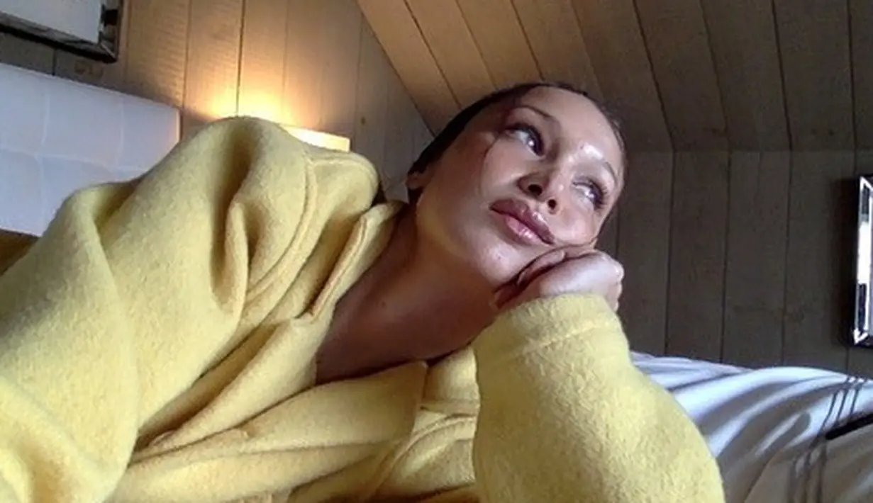 Meskipun mengenang cerita yang indah, namun Bella tetap merasakan sedih. Pasalnya, Bella menyadari bahwa banyak keluarga yang tak seberuntung dirinya karena tidak bisa merayakan lebaran bersama keluarga.  (Instagram/bellahadid)