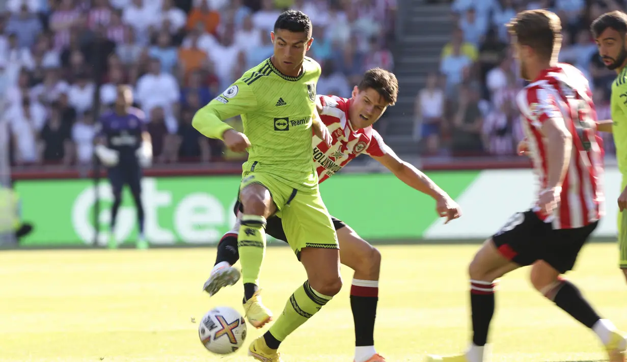 Penyerang Manchester United, Cristiano Ronaldo mengontrol bola dari kawalan pemain Brentford, Christian Norgaard pada pertandingan lanjutan Liga Inggris di Gtech Community Stadium di London, Sabtu (13/8/2022). Brentford menang telak atas MU 4-0. (AP Photo /Ian Walton)