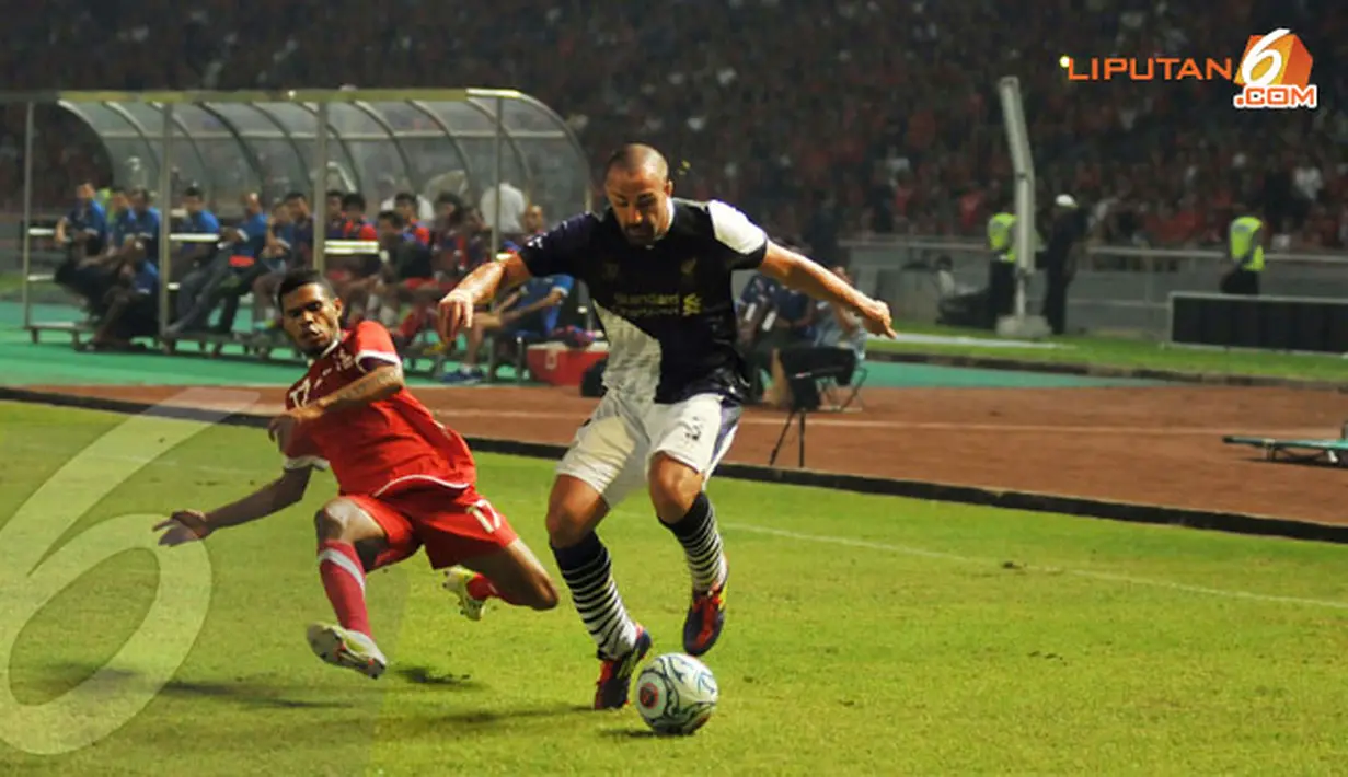 Full back Liverpool Jose Enrique berlari sambil membawa bola untuk melepas kejaran pemain Indonesia XI. (Liputan6.com/Helmi Fithriansyah)