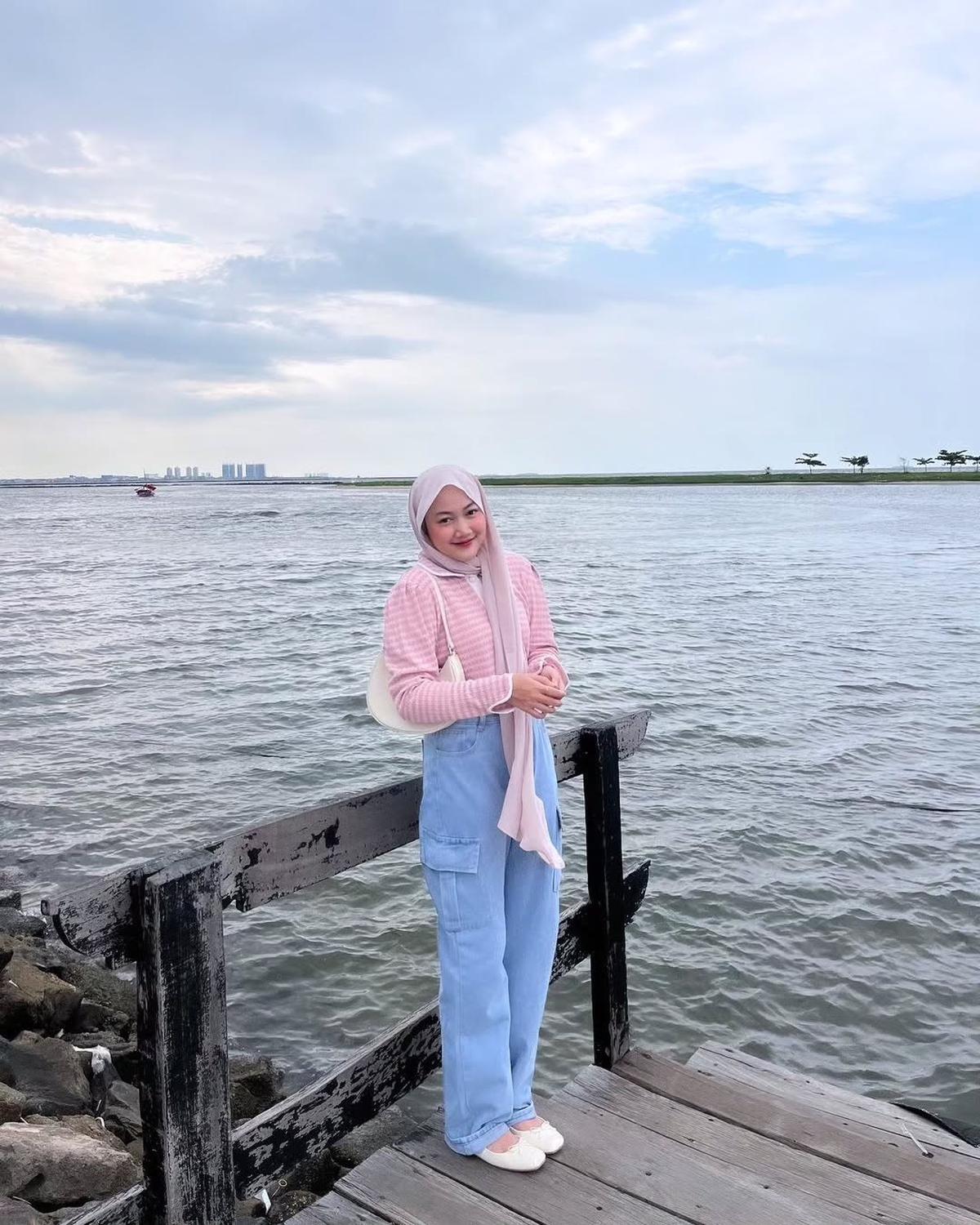 6 Inspirasi OOTD Hijab Pantai Simpel yang Nyaman dan Stylish, Cocok untuk Foto - Main Air