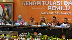 Ketua KPU Arief Budiman bersama Komisoner KPU saat mengadakan Rapat Pleno di Gedung, KPU, Jakarta, Senin (8/4). Rapat pleno tersebut membahas Rekapitulasi Daftar Pemilih Pemilu 2019 pasca-putusan Mahkamah Konstitusi (MK). (Liputan6.com/Johan Tallo)