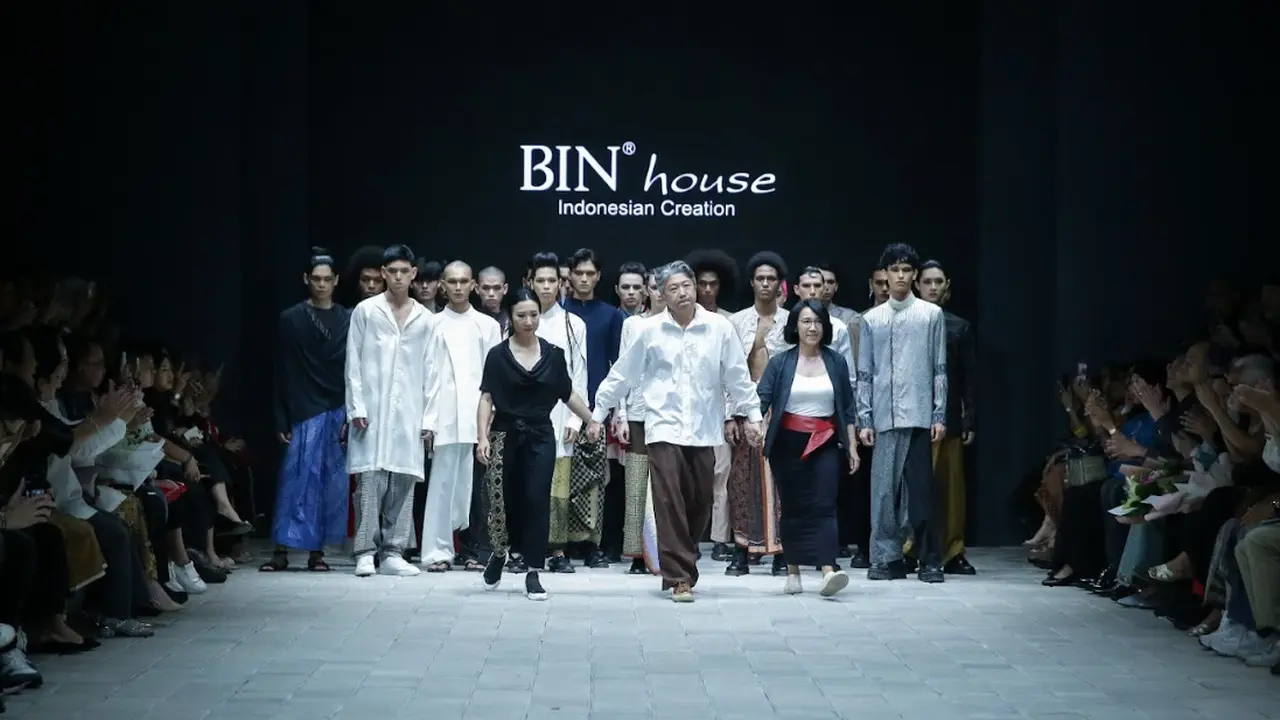 Bin House Man on a walk di PIMFW 2024