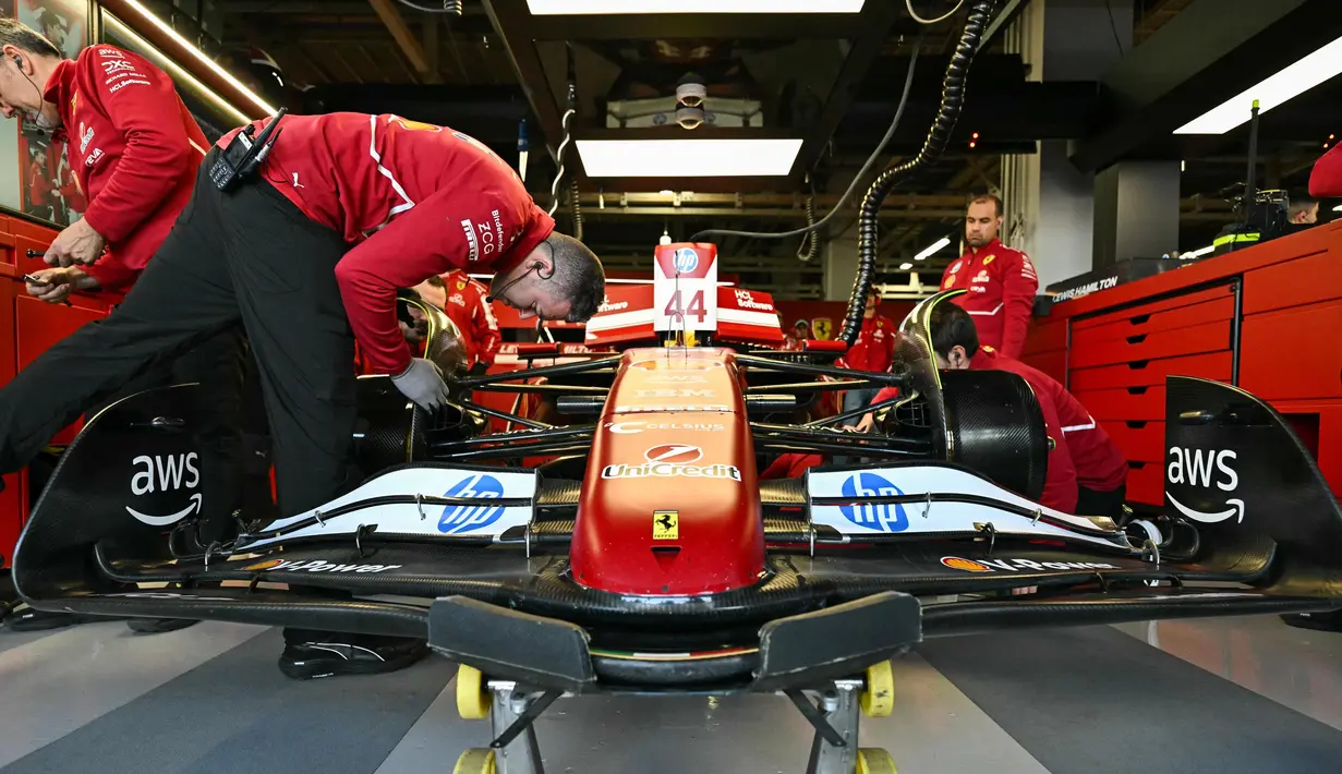 Dengan sejarah panjang dan tantangan yang berat, GP Jepang menjadi ajang balap mobil Formula 1 yang seru untuk disaksikan. Tampak dalam foto, mobil pembalap Ferrari, Lewis Hamilton terlihat di pit lane saat sesi latihan kedua Grand Prix Jepang Formula Satu di sirkuit Suzuka, prefektur Mie pada 4 April 2025. (MOHD RASFAN/AFP)