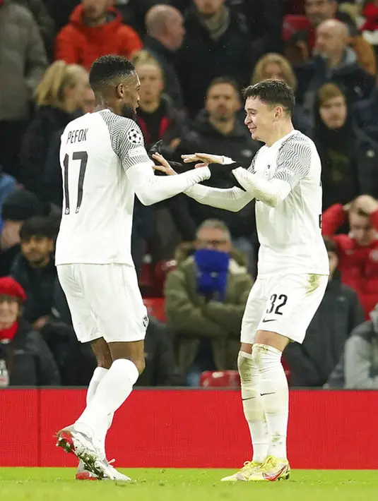 Pemain Young Boys Fabian Rieder (kanan) merayakan golnya ke gawang Young Boys pada pertandingan sepak bola Grup F Liga Champions di Stadion Old Trafford, Manchester, Inggris, 8 Desember 2021. Pertandingan berakhir 1-1. (AP Photo/Dave Thompson)