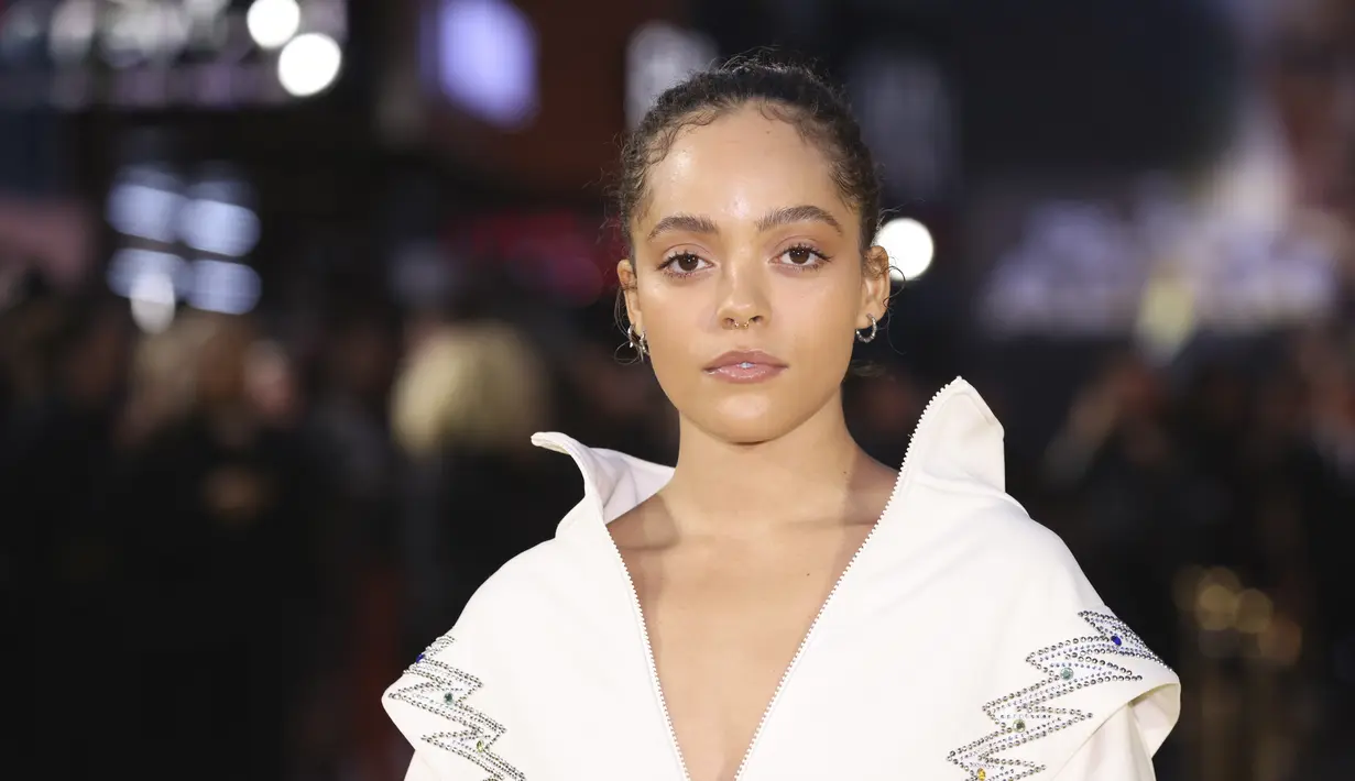 Quintessa Swindell berpose saat menghadiri pemutaran perdana film 'Black Adam' di London pada Selasa, 18 Oktober 2022. Black Adam resmi tayang di seluruh bioskop Indonesia hari ini, Rabu (19/10). (Photo by Vianney Le Caer/Invision/AP)