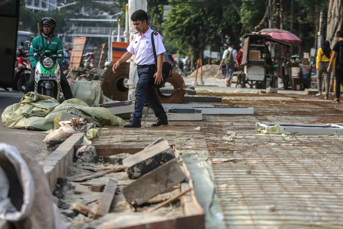 Pengerjaan Revitalisasi Trotoar Minim Ruang Gerak