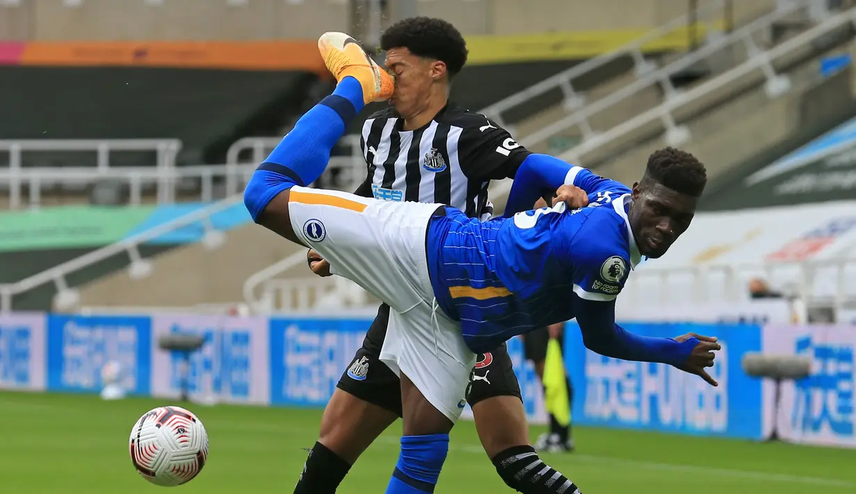 Kaki gelandang Brighton, Yves Bissouma, mengenai wajah bek Newcastle United, Jamal Lewis, saat berebut bola dalam laga Liga Inggris di St James' Park pada 22 September 2020. (AFP/Lindsey Parnaby)