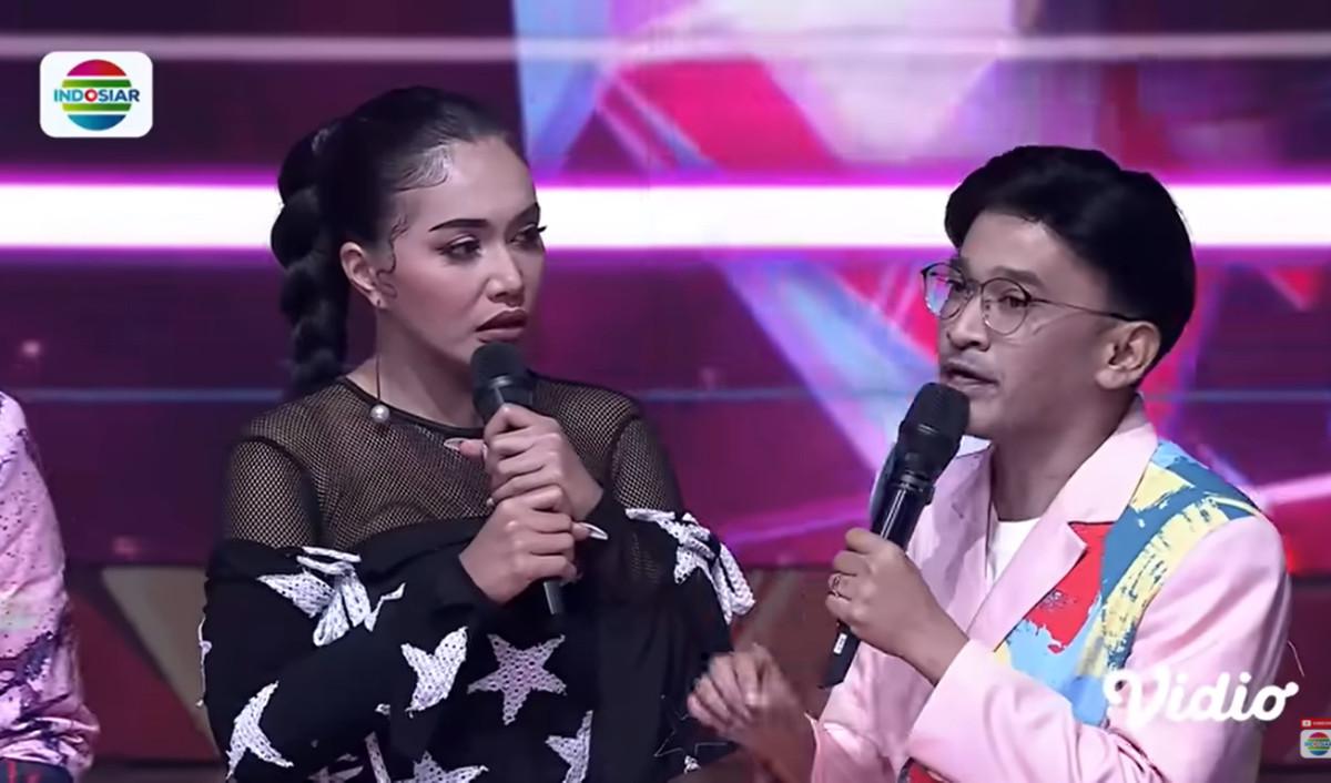 Denada tampak terlihat panik. Dia pun bertanya-tanya soal kondisi yang terjadi dengan Mita.<br>