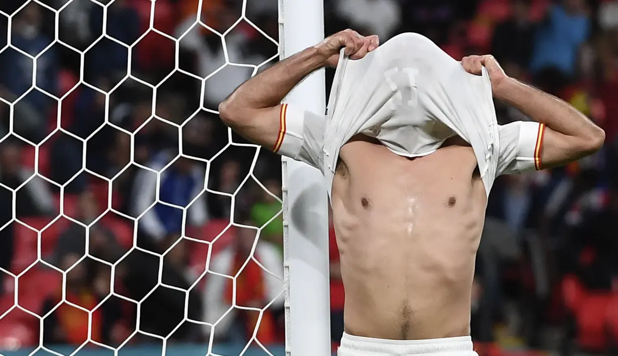 Lalu drama adu penalti dimulai. Empat dari penendang Italia berhasil mencetak gol, sementara dua penendang Spanyol gagal menembus gawang yang dikawal Gianluigi Donnarumma. (Foto:AP/Andy Rain,Pool)