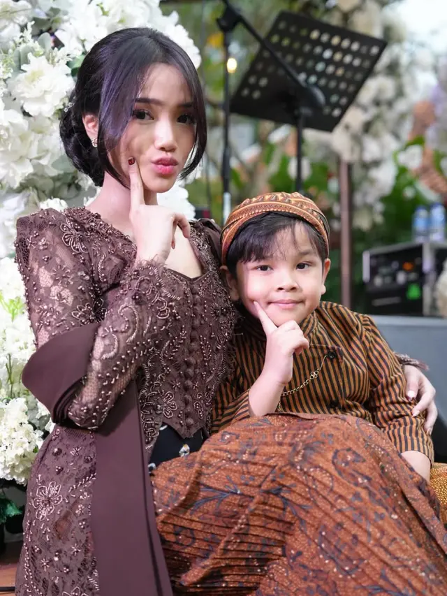 Makeup  Fuji An saat Tedak Siten Putra Erika Carlina. [@fuji_an]