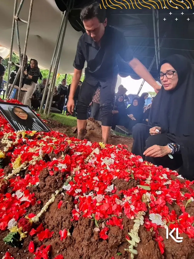 Pemakaman Ibu Ussy Sulistiawaty