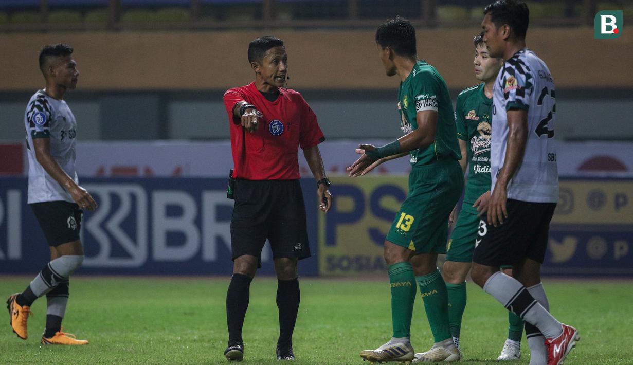 Wasit Mochammad Adung memberi tendangan penalti untuk Persikabo 1973 saat melawan Persebaya Surabaya dalam laga pekan kedua BRI Liga 1 2021/2022 di Stadion Wibawa Mukti, Cikarang, Sabtu (11/09/2021). Persikabo kalah 1-3. (Foto: Bola.com/Bagaskara Lazuardi)