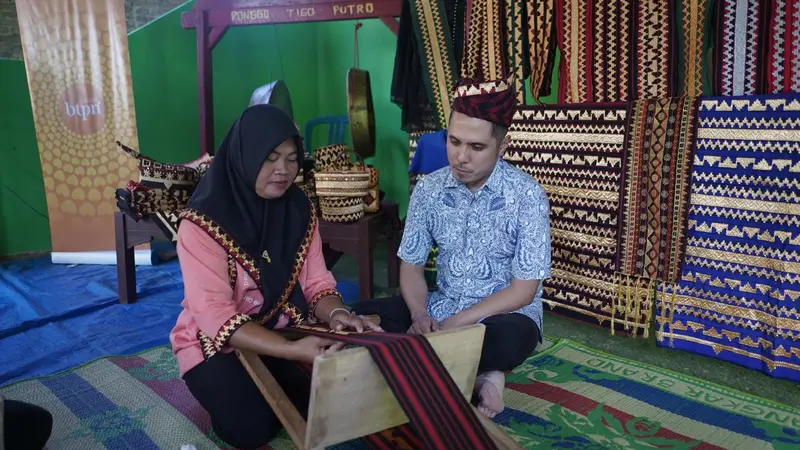 Direktur BTPN Syariah, Fachmy Achmad bersama nasabah.