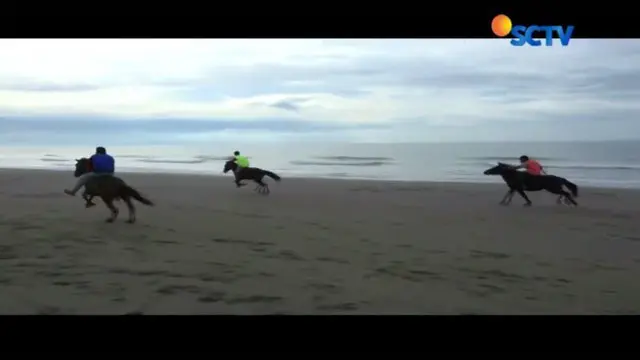 Atraksi pacuan kuda di tepi Pantai Kuala Jangka Bireun menarik perhatian dan menghibur pengunjung yang datang berlibur pada akhir pekan.