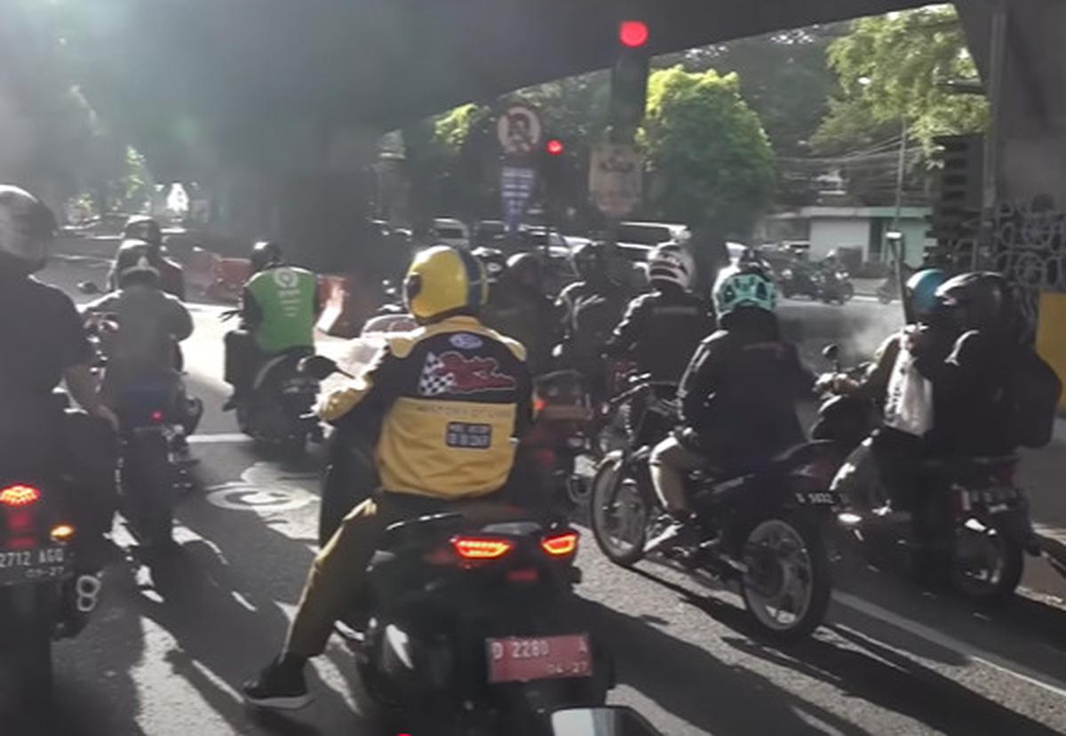 Biar Lebih Satset, Wagub Jabar Naik Motor Hari Pertama Ngantor Ikut Macet-macetan 'Langkah Kita Semoga Jadi Ibadah'