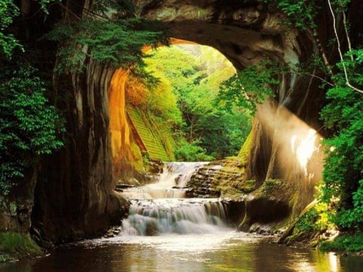 Air Terjun Noumizo atau Gua Kameiwa ini terletak di Kota Kimitsu di Prefektur Chiba. Tempat ini dulunya sangat sepi sekali, tapi semenjak viral di Instagram tempat ini mulai banyak dikunjungi turis.