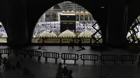 Ribuan jemaah Muslim mengelilingi Kakbah selama bulan haji di Masjidil Haram, Mekah, Arab Saudi (24/2/2020). Arab Saudi menghentikan sementara izin umrah karena kekhawatiran tentang epidemi virus corona COVID-19 hanya beberapa bulan sebelum musim haji. (AP Photo/Amr Nabil)