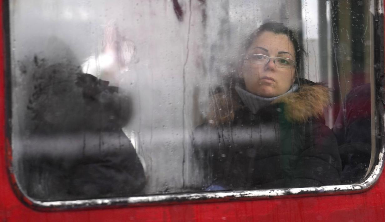 Televisi pemerintah Kroasia, HRT, melaporkan bahwa angin kencang "melumpuhkan" lalu lintas laut dan juga memicu larangan bagi semua kendaraan kecuali mobil kecil untuk melintas di jalan-jalan pantai. (AP Photo/Darko Vojinovic)