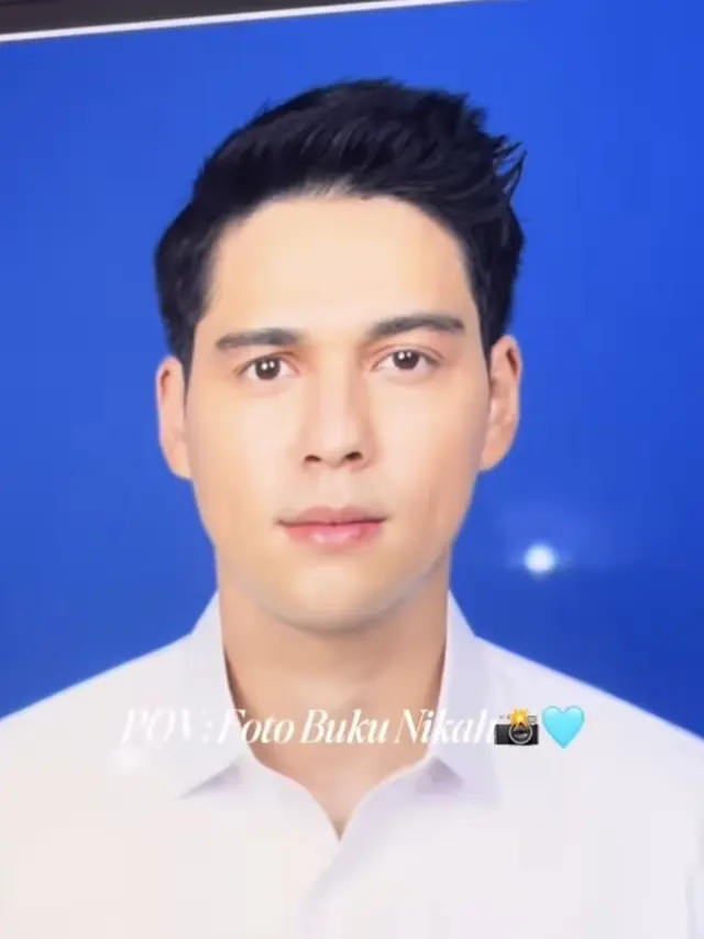 Potret Foto Latar Biru Buku Nikah Luna Maya dan Maxime Bouttier dengan Tatapan Datar. [@lunamaya]