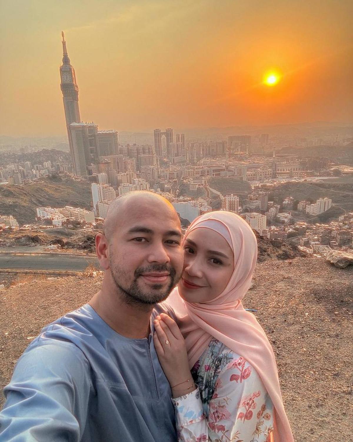 Dari atas bukit, mereka menikmati pemandangan kota yang memukau sambil mengabadikan momen tersebut dengan berbagai foto selfie.<br>