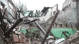 Reruntuhan bangungan SMPN 32 Pekojan Jakarta Barat yang roboh pada Kamis (21/12). Bangunan di Jalan Perniagaan, Kecamatan Tambora, Jakarta Barat ini dibuat tahun 1880. (Liputan6.com/Herman Zakharia)