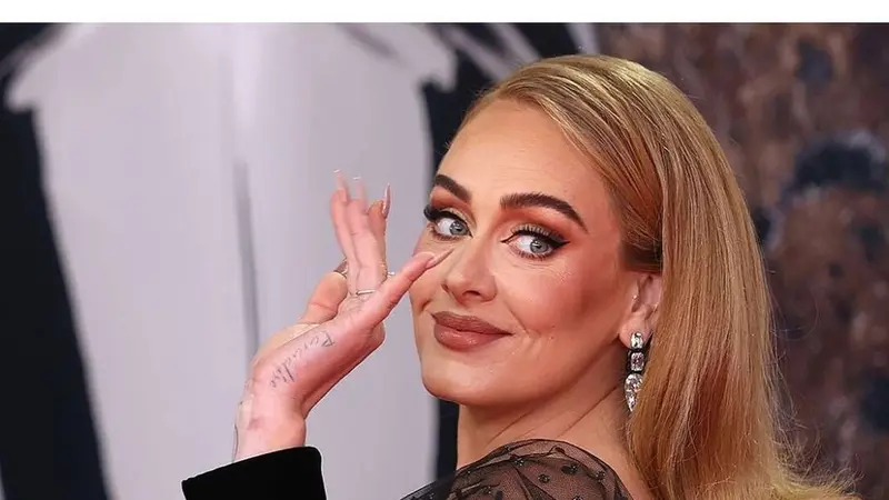 Adele Debut di Red Carpet, Cincin Berliannya Bikin Salah Fokus