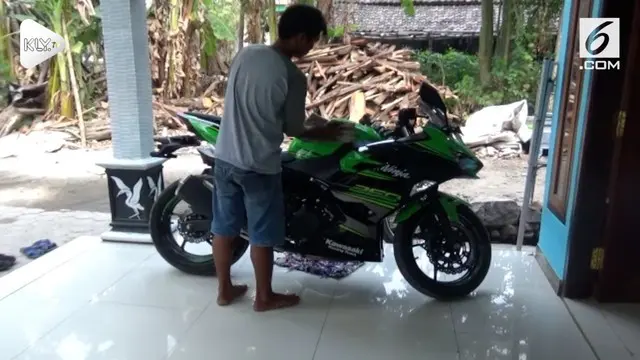 Pasangan suami istri di Mojokerto Jawa Timur membeli tunai motor sport setelah menabung uang selama 2 tahun. Uniknya, pembayararan dilakukan dengan menggunakan uang koin.