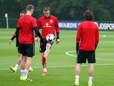 Pemain Wales, Gareth Bale (2 kiri) berlatih bersama timnya sebelum melawan Moldova pada kualifikasi piala Dunia 2018 di  The Vale Resort, Hensol, Vale of Glamorgan, Wales (31/8/16) (Action Images via Reuters/Matthew Childs)