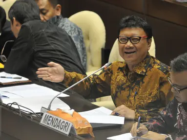 Mendagri Tjahjo Kumolo mengikuti rapat kerja dengan Komisi II DPR RI di Ruang Rapat Komisi II, Gedung DPR, Senayan, Jakarta, Selasa(23/6/2015). Rapat tersebut persiapan Pilkada Serentak 2015. (Liputan6.com/Herman Zakharia)