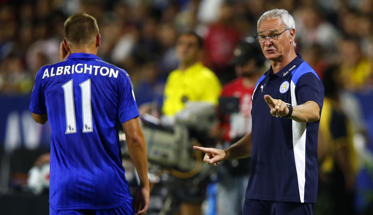 Pelatih Leicester City, Claudio Ranieri (kanan) memberikan instruksi kepada anak asuhnya saat melawan PSG pada laga International Champions Cup 2016 di StubHub Center, Carson, California, (30/7/2016). (Reuters/Mike Blake)