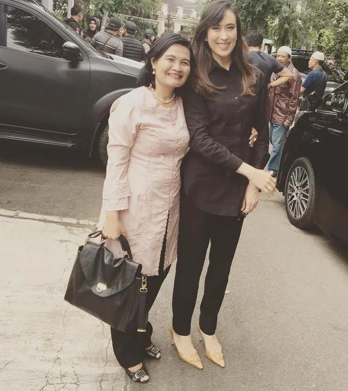 7 Potret Menteri Pariwisata Widiyanti Putri Tampil Sederhana, Dikenal Tajir