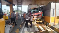 Diduga Rem Blong, Truk Tabrak Pembatas Jalan Pintu Tol Ciawi