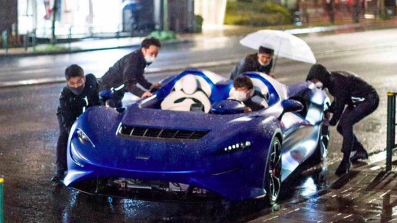 McLaren Elva saat diguyur hujan (motor1.com)