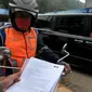 Polisi memeriksa surat tugas pemilik kendaraan bermotor pada Pos Penyekatan Lebaran 2021 di Ciloto, Cianjur, Jawa Barat (9/5/2021). Pos penyekatan ini ditujukan kepada kendaraan para pemudik yang selanjutnya akan memutar balik para pemudik dalam upaya pengendalian COVID-19. (merdeka.com/Arie Basuki)